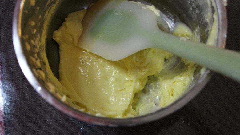 意式柠檬夹馅马卡龙,软化后的黄油打发，然后分4，到5次把蛋液加入黄油，每次都搅打均匀。