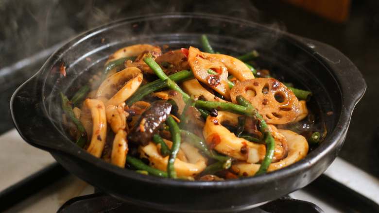 麻辣鱿鱼香锅,把所有物料倒入砂锅内，用小火慢慢收汁，略翻几下，使鱿鱼蔬菜入味，淋些许香油即可。