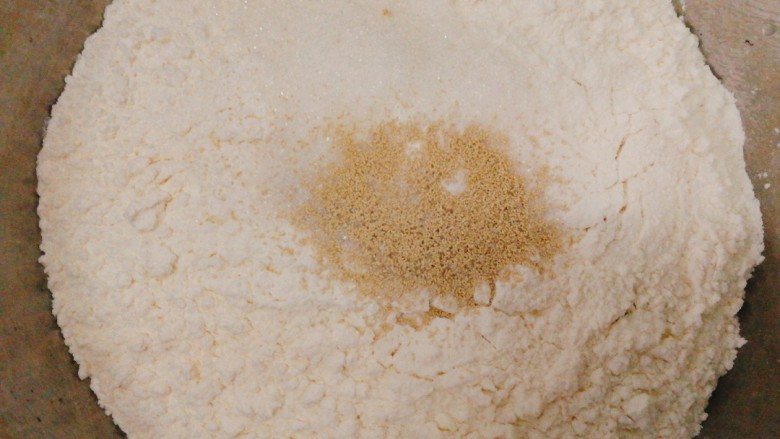 人见人爱的豌豆荚馒头,称出150克中筋面粉，加入细砂糖，发酵粉