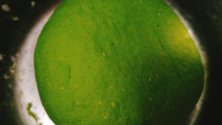 人见人爱的豌豆荚馒头,拌成絮状后用手揉至光滑面团包上保鲜膜进行常温发酵