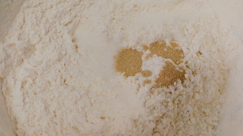 人见人爱的豌豆荚馒头,现在我们来弄白色面团，同样方法，取出中筋面粉加入细砂糖，发酵粉