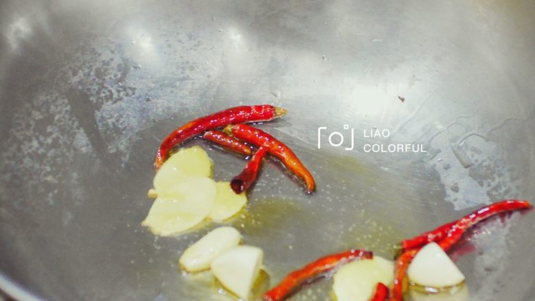 酸辣藕带-武汉独有的夏天,热锅热油，干辣椒爆香，加葱蒜翻炒出香味。