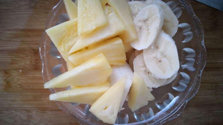 【火龙果香蕉思慕雪】,切水果片，作为装饰。