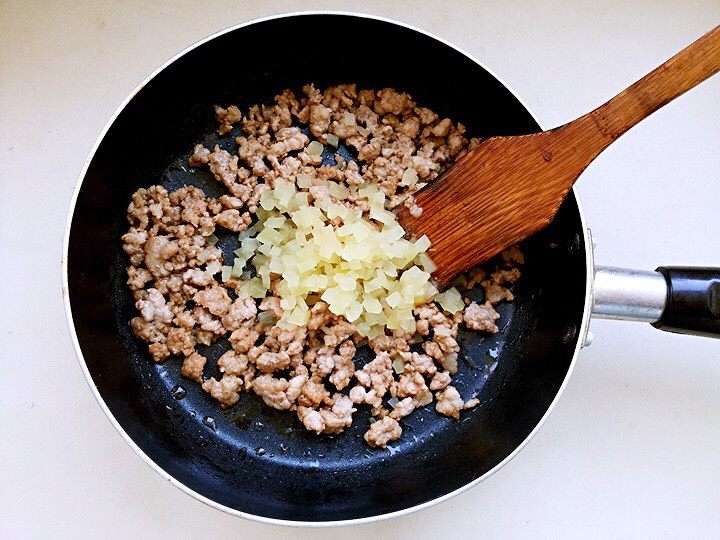 荞麦担担面,放入榨菜碎炒匀后出锅备用。