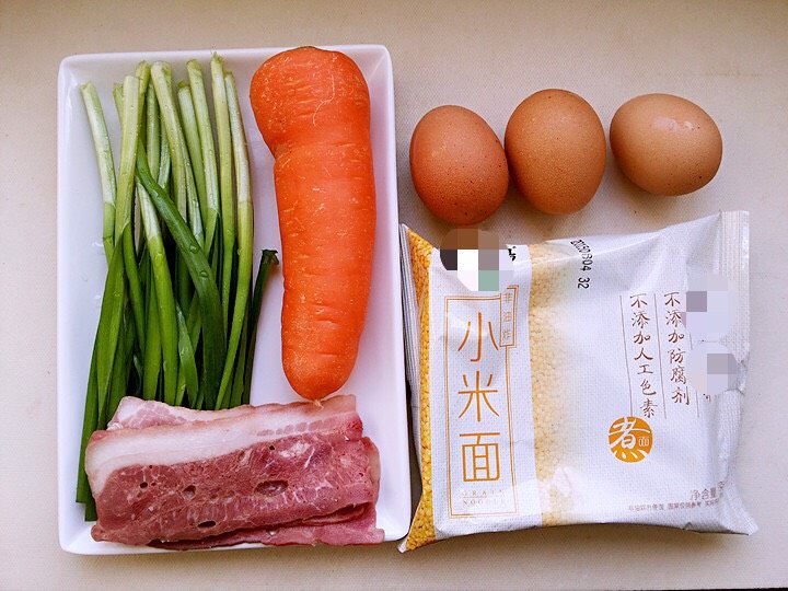 蔬菜小米面蛋饼,准备好食材。