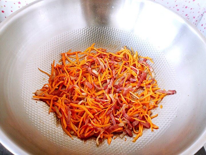 蔬菜小米面蛋饼,将炒好的胡萝卜培根稍微晾凉。