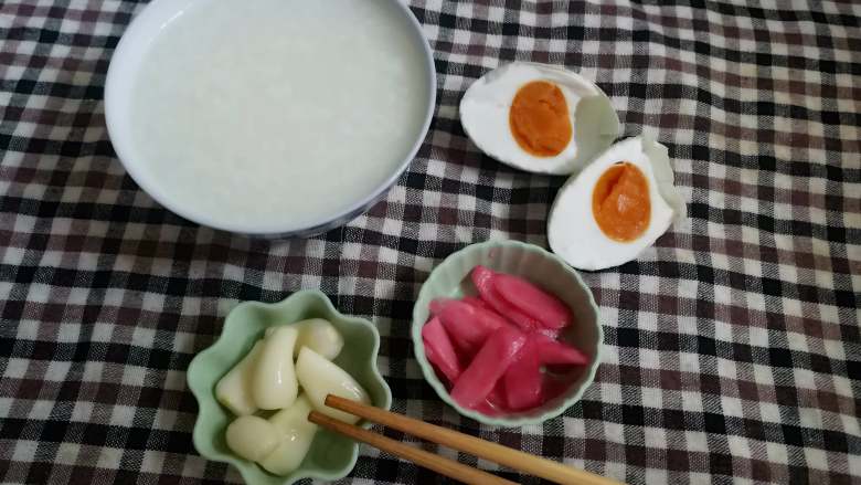 腌仔姜&荞头,腌制的仔姜和荞头，加上咸鸭蛋，用来搭配白粥特别好吃