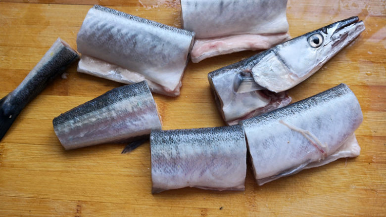 针梁鱼炖水萝卜,把清洗干净的鱼切成8厘米左右的段，这样方便制作和入味，