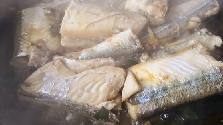 针梁鱼炖水萝卜,把之前锅里的鱼倒入锅中，一起炖5.6分钟
