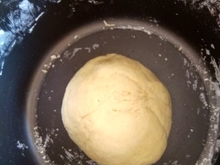 绿豆包,将面团揉止表面光滑