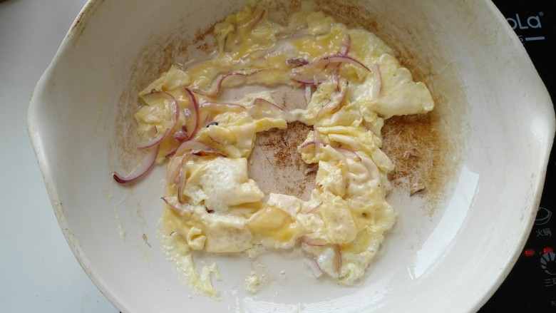 木耳炒蛋,鸡蛋凝固后，放入切好的木耳。