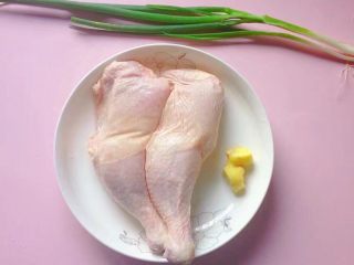 照烧鸡腿,准备好所需食材。先将鸡腿提前从冰箱冷冻室里取出自然解冻