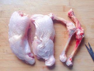 照烧鸡腿,用厨房专用小剪刀剔出鸡骨头