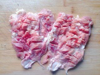 照烧鸡腿,然后用刀将鸡腿肉切一下（注意不要切到皮），这样可以避免煎制的时候变形不平整