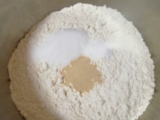 南瓜米糊刀切馒头,面粉中加入发酵粉、泡打粉和糖混合均匀。