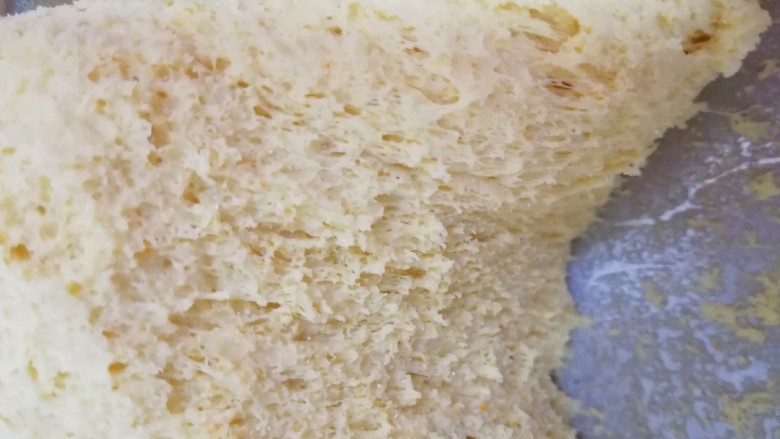 南瓜米糊刀切馒头,扒开面团底部呈细密的蜂窝状，说明面团发酵的很好。
