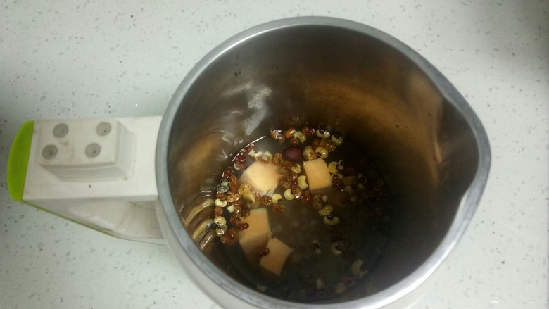 花豆荞麦糙米红薯小麦胚芽糊,所有食材放入料理机加入适量清水，选择“米糊浓汤”。