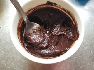 浓郁的豆腐布朗尼,将巧克力和牛奶放入微波炉丁1分钟融化