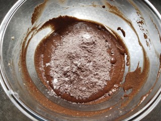 浓郁的豆腐布朗尼,将粉类过筛到巧克力豆腐中