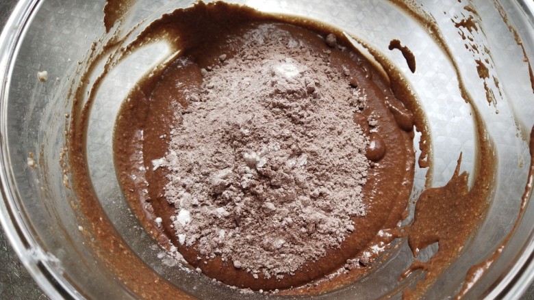 浓郁的豆腐布朗尼,将粉类过筛到巧克力豆腐中