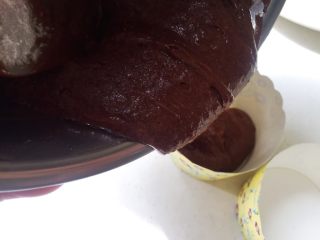 熔岩巧克力蛋糕,冷藏后的面糊倒入纸模