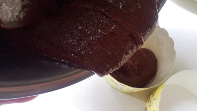 熔岩巧克力蛋糕,冷藏后的面糊倒入纸模
