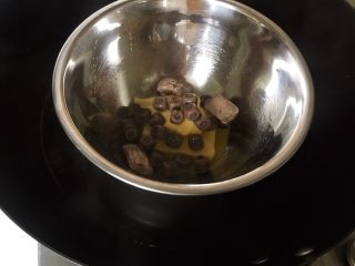熔岩巧克力蛋糕,黄油和黑巧克力一起放入碗中，隔水加热