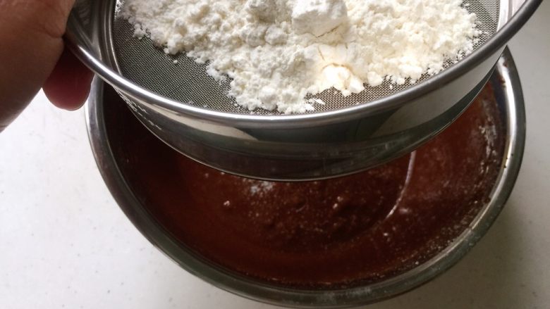 熔岩巧克力蛋糕,筛入低筋面粉
