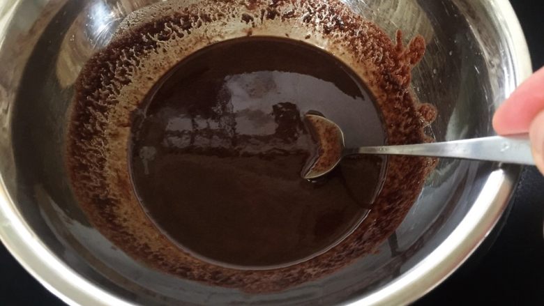 熔岩巧克力蛋糕,不断搅拌至完全融化，然后冷却至35度左右备用