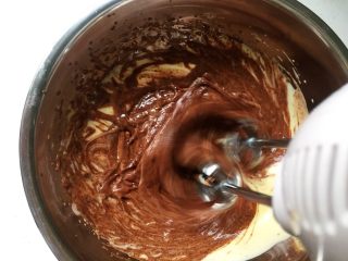 熔岩巧克力蛋糕,用打蛋器搅拌均匀