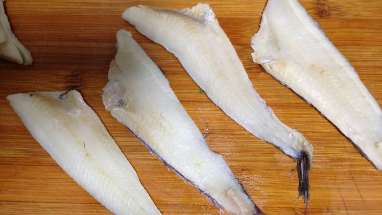 双味烤冰鱼,用厨房纸吸取表面水分后每条鱼从中间划开