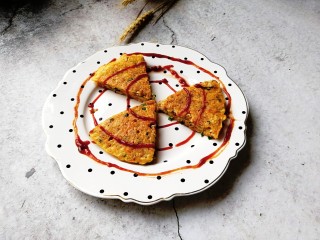 燕麦虾仁蛋饼,出锅切块，挤上适量的番茄酱～开吃吧