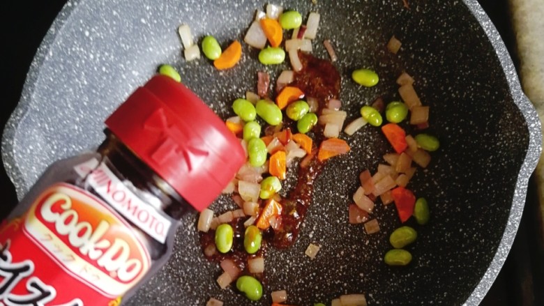 宝宝辅食—毛豆胡萝卜炒和牛,倒入适量的蚝油翻炒均匀