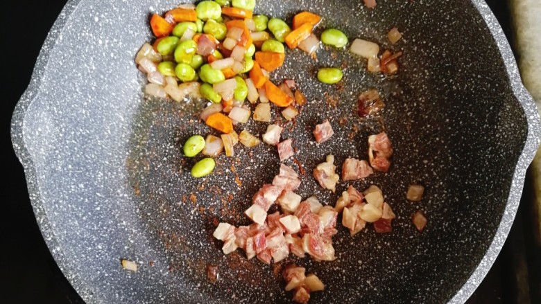 宝宝辅食—毛豆胡萝卜炒和牛,最后倒入和牛翻炒至变色