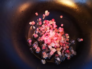 花边烧麦,锅中放少了油，油热后放入腊肉煸炒