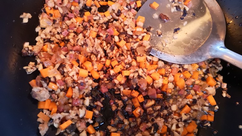 花边烧麦,将胡萝卜丁和香菇粒倒入锅中，加入生抽和少许盐翻炒