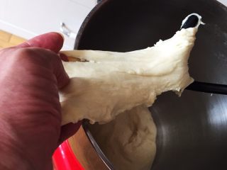 培根香葱面包卷,搅拌至出现手套膜。