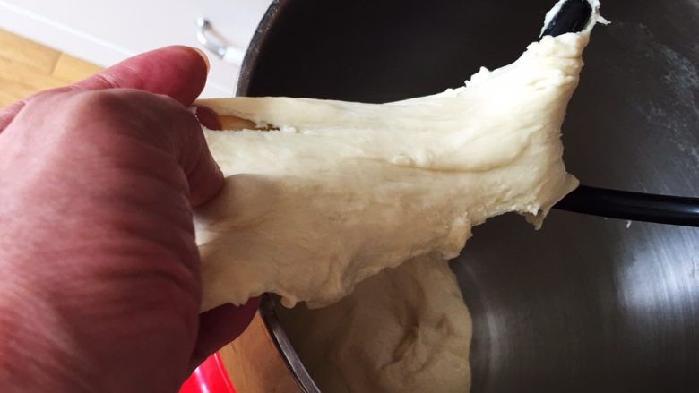 培根香葱面包卷,搅拌至出现手套膜。