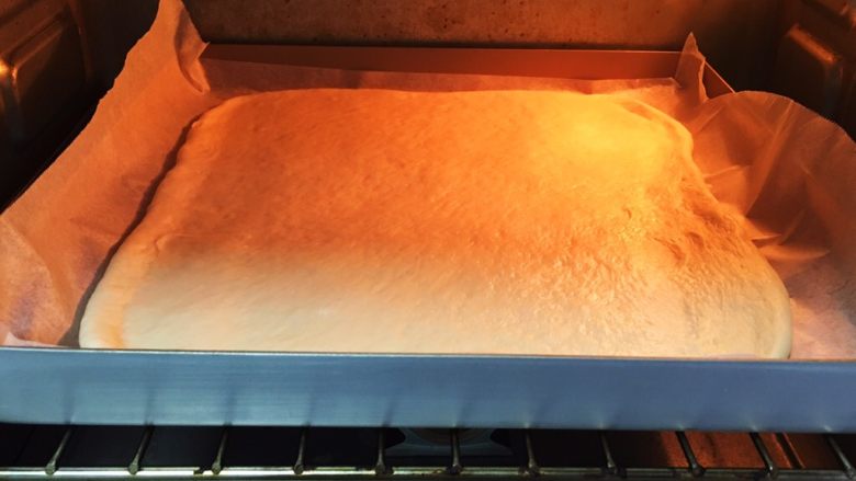 培根香葱面包卷,面团移入金盘放烤箱二次发酵。