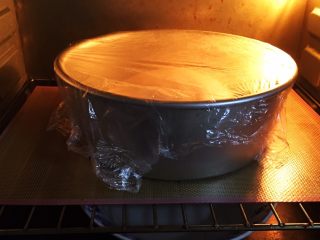 培根香葱面包卷,烤箱发酵档，模具盖上保鲜膜，发酵时间60分钟，底部放一碗热水。