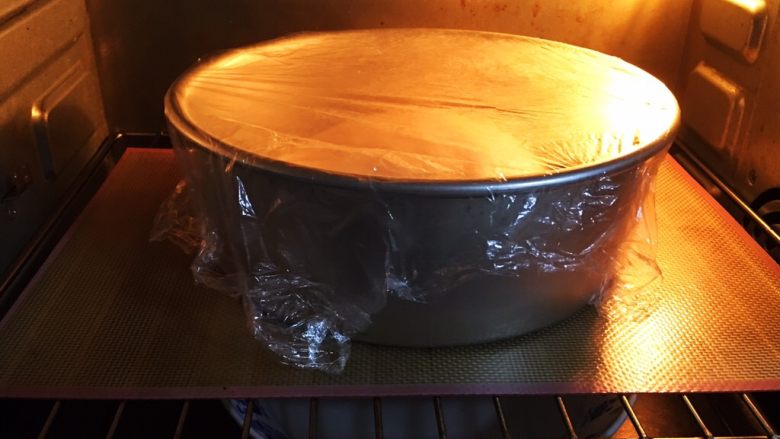 培根香葱面包卷,烤箱发酵档，模具盖上保鲜膜，发酵时间60分钟，底部放一碗热水。