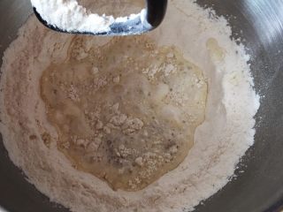 培根香葱面包卷,倒入发酵液，厨师机搅拌。