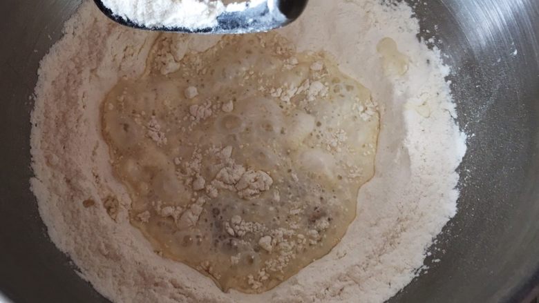 培根香葱面包卷,倒入发酵液，厨师机搅拌。