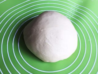 培根香葱面包卷,拿出整理一下，放入烤箱中发酵。