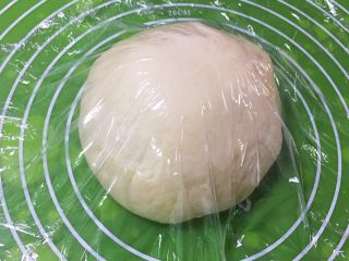 培根香葱面包卷,整理滚圆盖上保鲜膜松弛20分钟。