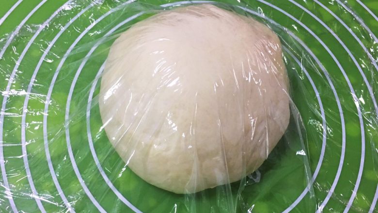 培根香葱面包卷,整理滚圆盖上保鲜膜松弛20分钟。