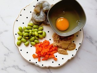 宝宝辅食—毛豆鹅肝虾仁蛋炒饭,毛豆煮熟，胡萝卜切丁，鹅肝切块