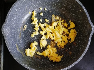 宝宝辅食—毛豆鹅肝虾仁蛋炒饭,锅内少许油倒入打散的鸡蛋炒熟盛出备用
