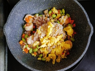 宝宝辅食—毛豆鹅肝虾仁蛋炒饭,倒入一碗熟米饭和之前炒熟的鸡蛋，翻炒均匀