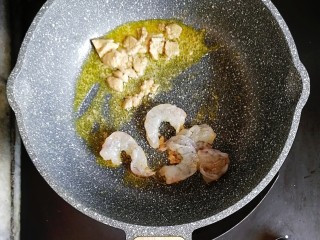 宝宝辅食—毛豆鹅肝虾仁蛋炒饭,放入虾仁炒至变色